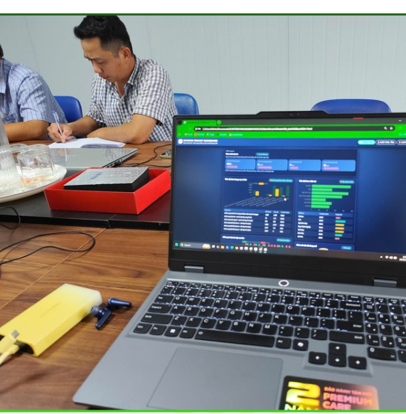 Dashboard theo dõi dự án do học viên tự dựng, đang chạy trên laptop trong một buổi làm việc tại dự án